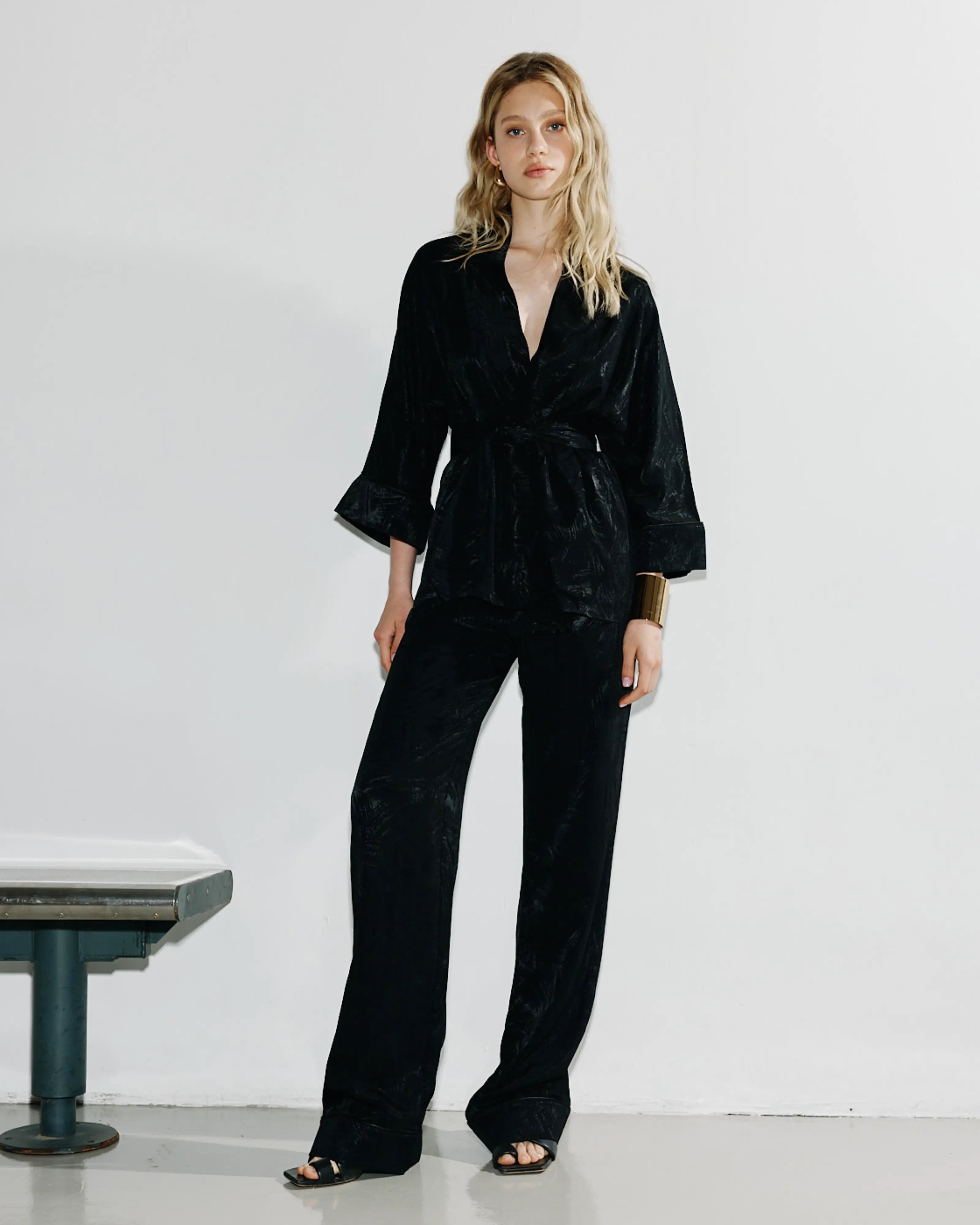 YUU Silk Lounge Kimono - Чорний