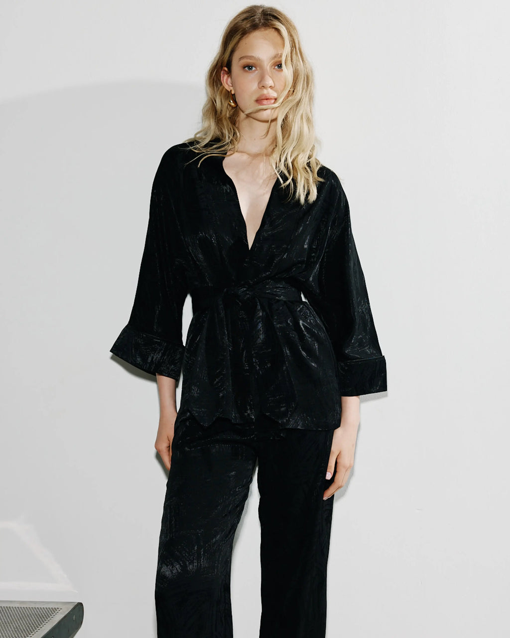 YUU Silk Lounge Kimono - Чорний