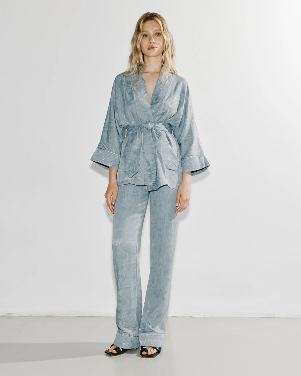 YUU Silk Lounge Kimono - Сіро-блакитний