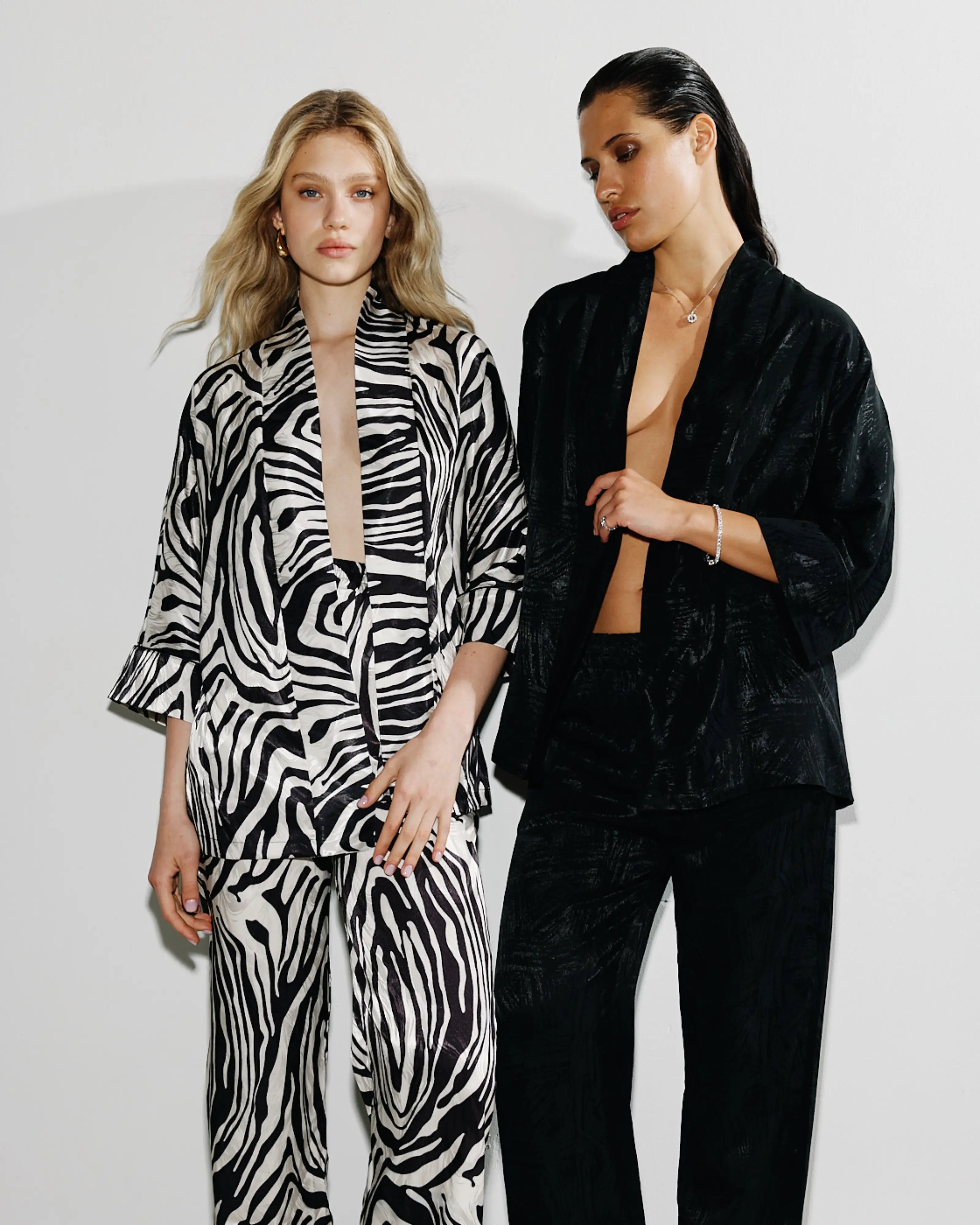 YUU Silk Lounge Kimono - Чорний