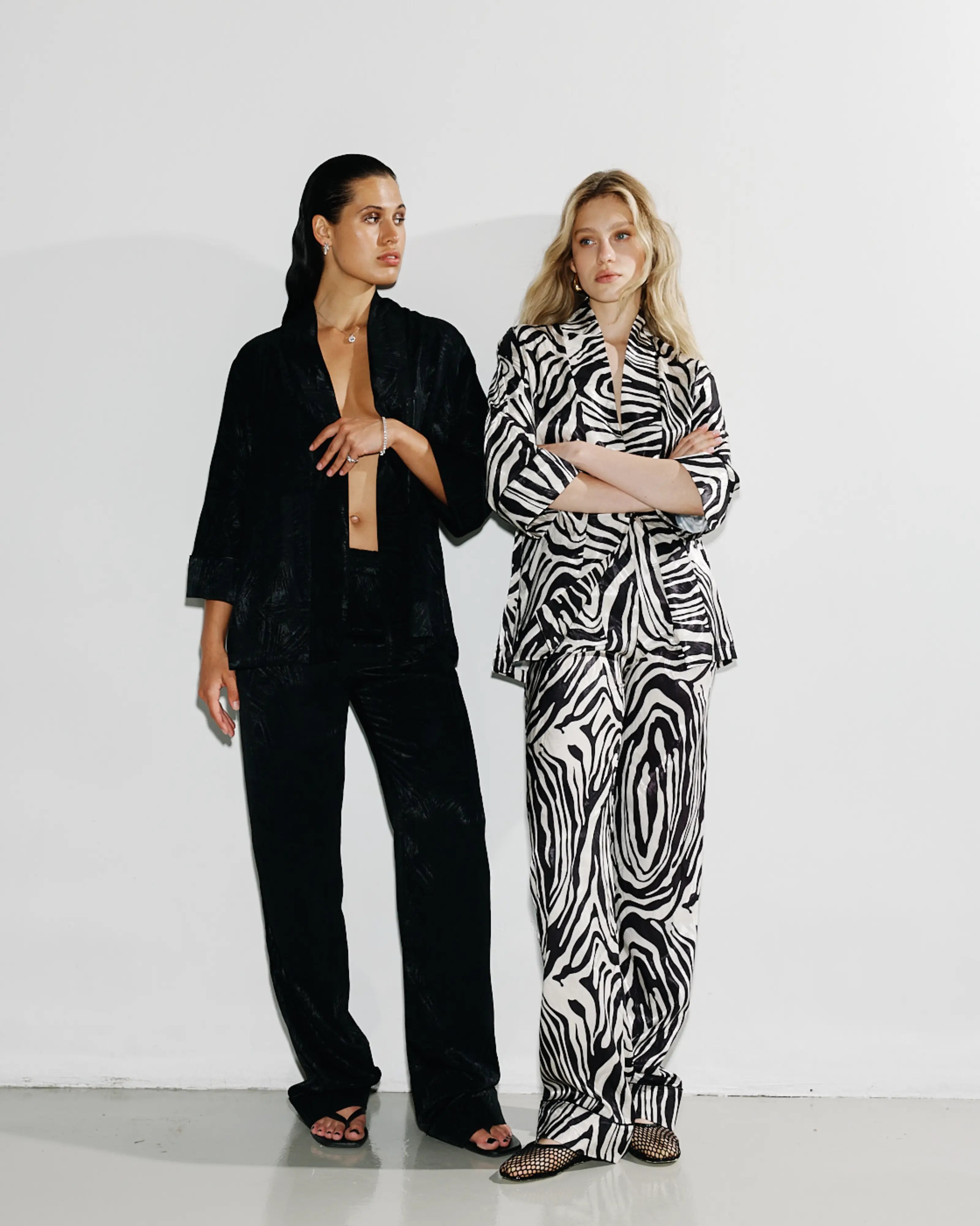 YUU Silk Lounge Kimono - Чорний